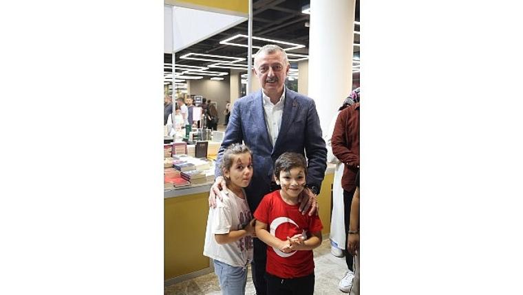 Büyükakın, 7'den 70'e tüm kitapseverlere teşekkür etti