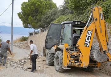 Burhaniye'de yol yapım, bakım ve onarım çalışmalarında yoğun mesai