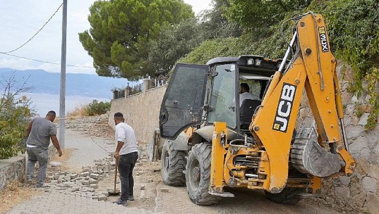 Burhaniye'de yol yapım, bakım ve onarım çalışmalarında yoğun mesai