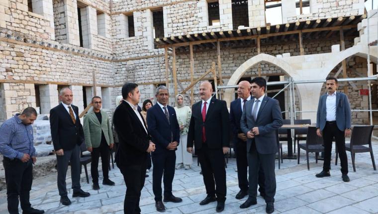 Vali Küçük Tarihi Tuz Hanı’ndaki restorasyon çalışmalarını inceledi​‌