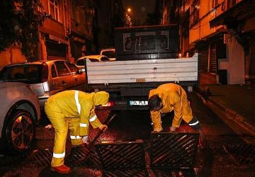 Bayrampaşa'da yağış mesaisi: Başkan Vekili Akın sahada