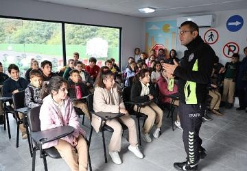Kartepe'de Minik Öğrenciler Trafik Kurallarını Uygulamalı Öğreniyor