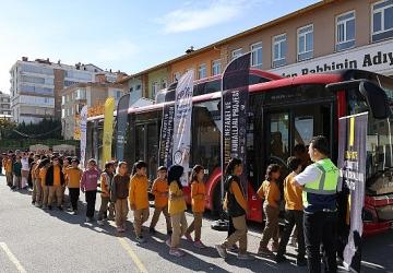 Başkan Altay: “Nezaket Otobüsü ile Öğrencilere Trafikte Saygıyı, Hoşgörüyü ve Nezaketin Önemini Anlatıyoruz"