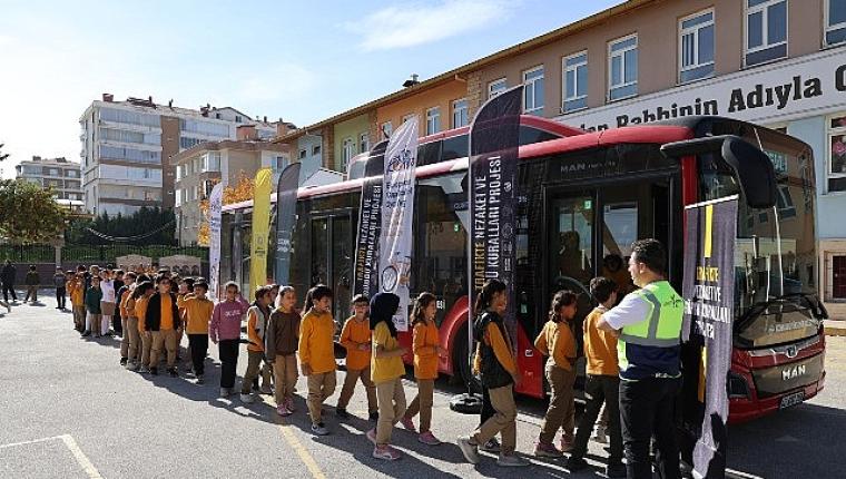 Başkan Altay: “Nezaket Otobüsü ile Öğrencilere Trafikte Saygıyı, Hoşgörüyü ve Nezaketin Önemini Anlatıyoruz"