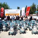 ADIYAMAN (PERRE) - Tarım ve Orman Bakanlığı Hayvancılık Genel Müdürlüğü tarafından yürütülen Deprem Bölgesi Hayvancılık Destekleri Projesi kapsamında, Adıyaman'daki çiftçi ve üreticilere toplam 109 adet süt sağım makines...