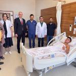 ADIYAMAN (PERRE) - Şeriban ÖZÇAKMAK - Adıyaman Eğitim ve Araştırma Hastanesi'nde halk arasında "kunduracı göğsü" olarak bilinen Pectus Excavatum rahatsızlığı bulunan hastaya kapalı yöntemle Nuss Operasyonu başarıyla uygu...