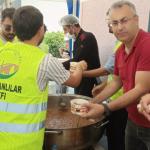 ADIYAMAN (PERRE) - Şeriban ÖZÇAKMAK - Adıyamanlılar Vakfı Adıyaman Şubesi tarafından Muharrem ayı dolayısıyla Yenikent Meydanı'nda düzenlenen aşure dağıtımında vatandaşlar bir araya geldi.