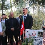 ADIYAMAN (PERRE) - (Berfin GÜRBÜZ) - Fırat Kalkanı Harekat Bölgesi'nde 10 Ekim 2021'de terör saldırısı sonucu şehit olan Özel Harekat Polisi Fatih Doğan, şehadetinin yıl dönümünde Adıyaman Şehitliği'nde mezarı başında dü...