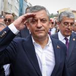 ANKARA (PERRE) - (Şeriban ÖZÇAKMAK) - YENİ Parti'nin kuruluş dilekçesinin İçişleri Bakanlığı'na verilmesinin ardından Manisa Milletvekili Özgür Özel, beraberindeki milletvekilleriyle Hacı Bayram-ı Veli Camii'nde cuma nam...