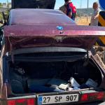 ADIYAMAN (PERRE) - Adıyaman'ın Besni ilçesinde sürücüsü direksiyon hakimiyetini kaybederek,refüje devrilen otomobildeki 3 kişi yaralandı.