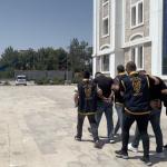ADIYAMAN (PERRE) - Adıyaman'da, seyir halindeki durdurdukları minibüsteki sürücüyü darp eden 2 şüpheli çıkarıldıkları mahkemece tutuklandı.