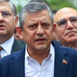 ANKARA (PERRE) - (Şeriban ÖZÇAKMAK) - YENİ Parti'nin kuruluş dilekçesinin İçişleri Bakanlığı'na verilmesinin ardından Manisa Milletvekili Özgür Özel, beraberindeki milletvekilleriyle Hacı Bayram-ı Veli Camii'nde cuma nam...