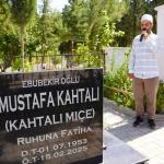 ADIYAMAN (PERRE) - Adıyaman'ın Kahta ilçesinde Türk Halk Müziği'nin ve Türkiye'nin unutulmaz seslerinden Kahtalı Mıçe, sanatçı dostları, sevenleri ve hemşerileri tarafından mezarı başında düzenlenen anlamlı bir programla...