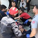 ADIYAMAN (PERRE) - Adıyaman'da, sürücüsünün direksiyon hakimiyetini kaybederek elektrik direğine çarpan hafif ticari araçtaki 9 kişi yaralandı.