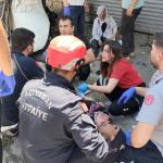 ADIYAMAN (PERRE) - Adıyaman'da, sürücüsünün direksiyon hakimiyetini kaybederek elektrik direğine çarpan hafif ticari araçtaki 9 kişi yaralandı.