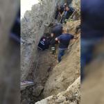 ADIYAMAN (PERRE) - Adıyaman'da, kazı yapılan alanda su borusu döşediği esnada göçük altında kalan tesisat ustası, itfaiye erleri tarafından kurtarıldı.