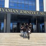 ADIYAMAN (PERRE) - Adıyaman'da, seyir halindeki durdurdukları minibüsteki sürücüyü darp eden 2 şüpheli çıkarıldıkları mahkemece tutuklandı.