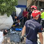 ADIYAMAN (PERRE) - Adıyaman'da, sürücüsünün direksiyon hakimiyetini kaybederek elektrik direğine çarpan hafif ticari araçtaki 9 kişi yaralandı.