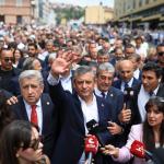 ANKARA (PERRE) - (Şeriban ÖZÇAKMAK) - YENİ Parti'nin kuruluş dilekçesinin İçişleri Bakanlığı'na verilmesinin ardından Manisa Milletvekili Özgür Özel, beraberindeki milletvekilleriyle Hacı Bayram-ı Veli Camii'nde cuma nam...