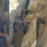 ADIYAMAN (PERRE) - Adıyaman'da, kazı yapılan alanda su borusu döşediği esnada göçük altında kalan tesisat ustası, itfaiye erleri tarafından kurtarıldı.