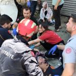 ADIYAMAN (PERRE) - Adıyaman'da, sürücüsünün direksiyon hakimiyetini kaybederek elektrik direğine çarpan hafif ticari araçtaki 9 kişi yaralandı.