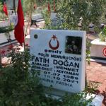 ADIYAMAN (PERRE) - (Berfin GÜRBÜZ) - Fırat Kalkanı Harekat Bölgesi'nde 10 Ekim 2021'de terör saldırısı sonucu şehit olan Özel Harekat Polisi Fatih Doğan, şehadetinin yıl dönümünde Adıyaman Şehitliği'nde mezarı başında dü...