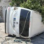ADIYAMAN (PERRE) - Adıyaman'da, sürücüsünün direksiyon hakimiyetini kaybederek elektrik direğine çarpan hafif ticari araçtaki 9 kişi yaralandı.