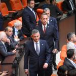 ANKARA (PERRE) - (Berfin GÜRBÜZ) - YENİ Parti Genel Başkanı Özgür Özel, TBMM Genel Kurulu'nda görüşülen "Milli Dayanışma ve Toplumsal Bütünleşmenin Güçlendirilmesine Dair Kanun Teklifi"ne "evet" oyu vereceğini açıkladı.