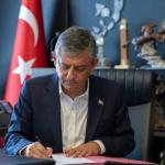 ANKARA (PERRE) - (Şeriban ÖZÇAKMAK) - CHP Grup Başkanı Özgür Özel, YENİ Parti'nin kuruluş evraklarını imzalayarak Cumhuriyet Halk Partisi'nden istifa ettiğini açıkladı.